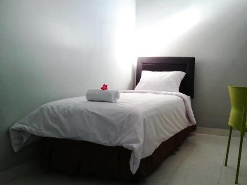 Reddoorz Plus @ Hotel Star 88 Tugu Экстерьер фото