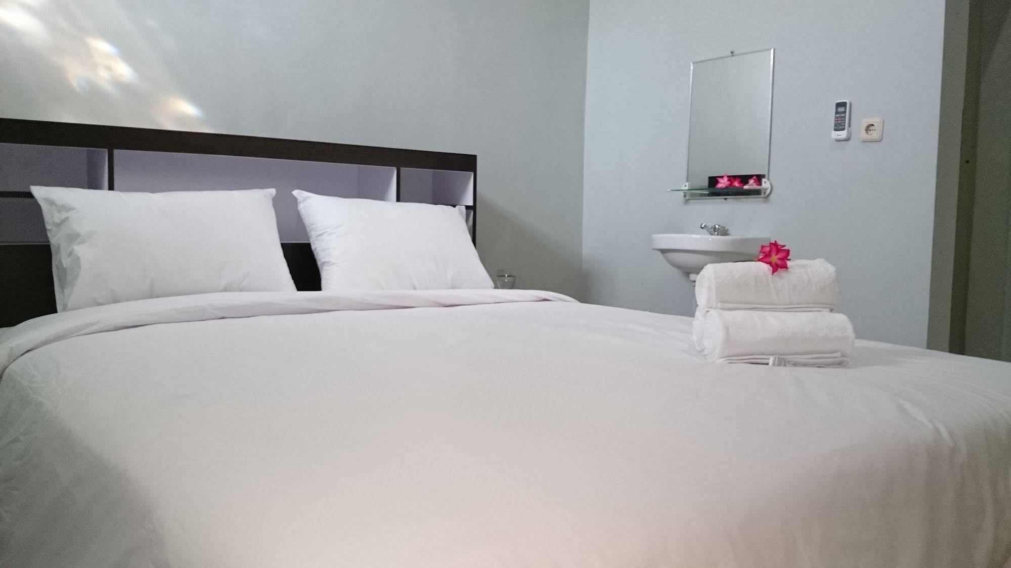 Reddoorz Plus @ Hotel Star 88 Tugu Экстерьер фото