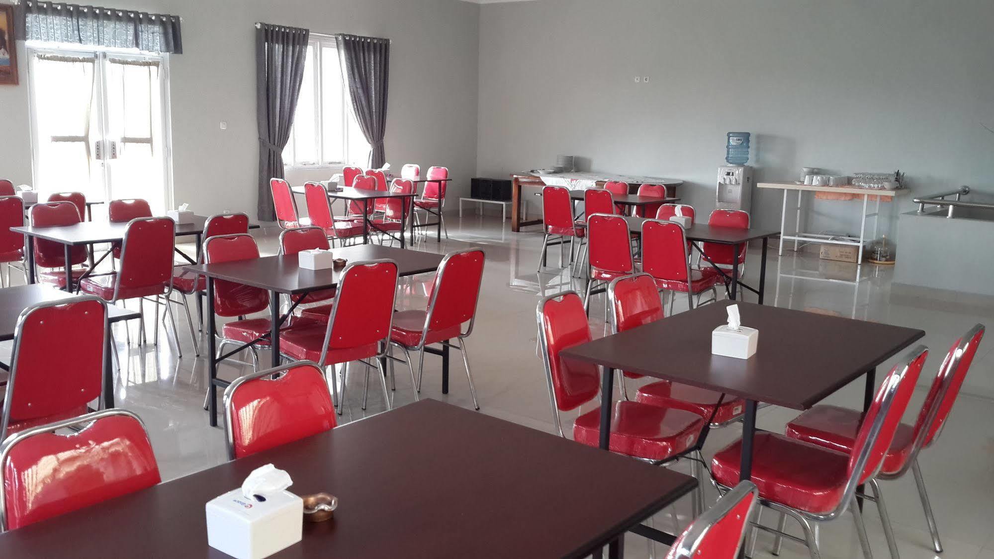 Reddoorz Plus @ Hotel Star 88 Tugu Экстерьер фото