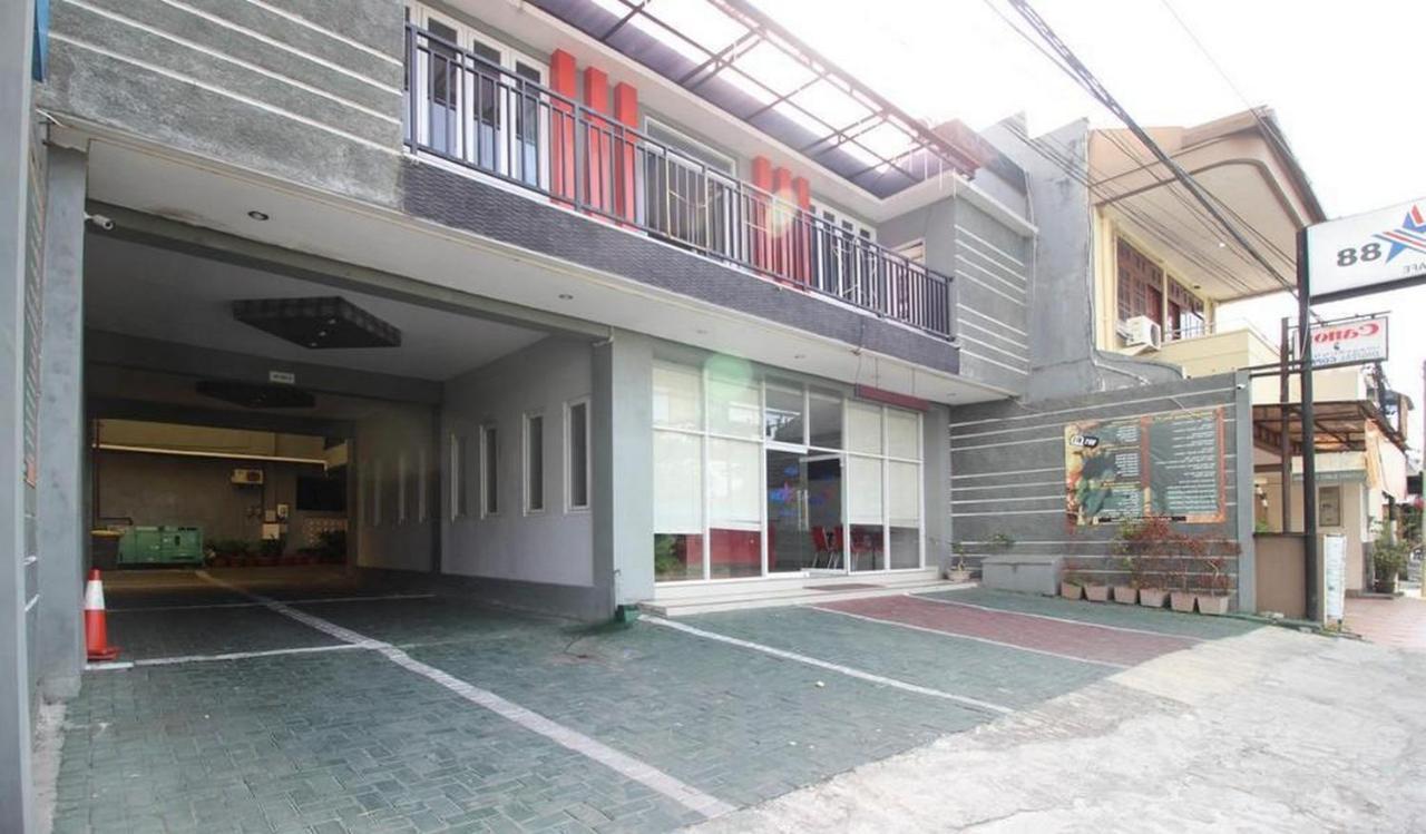 Reddoorz Plus @ Hotel Star 88 Tugu Экстерьер фото